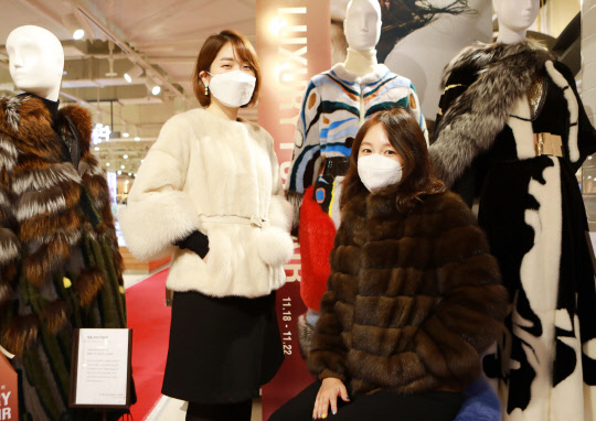 롯데백화점이 1000억원 물량의 모피 할인 행사를 진행한다. <롯데쇼핑 제공>